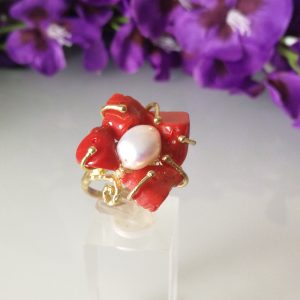 Anello corallo rosso del mediterraneo e perla naturale.Anello fiore di corallo.