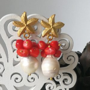 Orecchini perla naturale barocca e corallo rosso naturale .