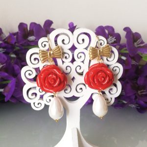 Orecchini perla naturale barocca bianca e rosa in  pasta di corallo rosso .Orecchini argento.