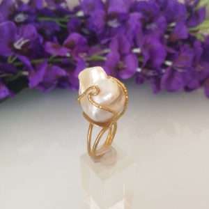 Anello perla naturale barocca bianca. Anello perla stile Liberty