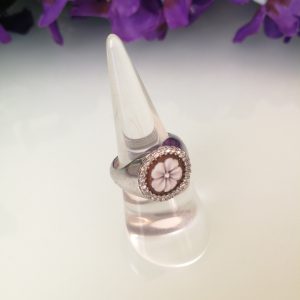 Anello cammeo originale e zirconi bianchi.Anello fiore cammeo. Anello argento.Cammeo sardonico