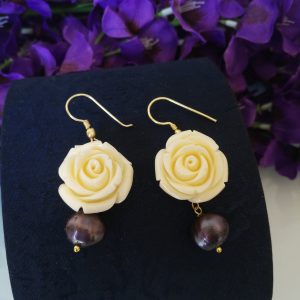 Orecchini rose imitazione corallo bianco e perla naturale nera.