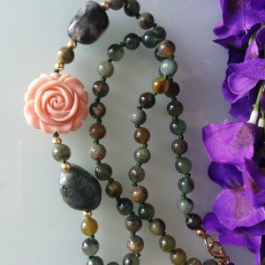 Collana pietre dure diaspro verde con rosa imitazione corallo