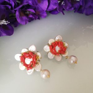 Orecchini corallo rosso naturale del mediterraneo e perla naturale. Orecchini fiori di corallo.