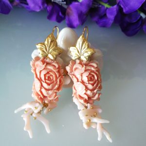 Orecchini con rose corallo  rosa  imitazione e pendente corallo  rosa naturale .Orecchini argento