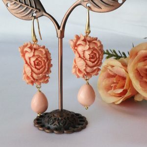 Orecchini rose corallo rosso composto imitazione e perle goccia rosa .Orecchini argento 925