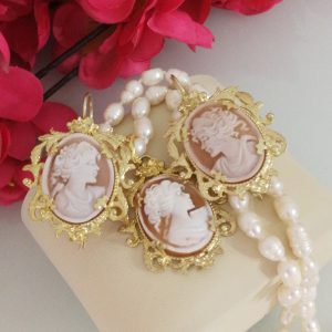 Orecchini cammeo conchiglia, collana cammeo conchiglia. Set paroure antico orecchini e collana cammeo sardonico .