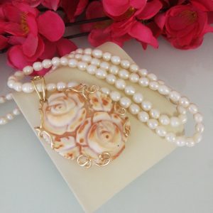 Collana cammeo conchiglia originale di Torre del Greco Italia  con perle bianche naturali .Cammeo sardonico.