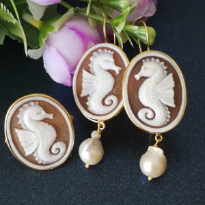 Set Orecchini  anello cammeo conchiglia originale. Orecchini Cavalluccio .Orecchini argento con perle barocche bianche. Gioielli Italiani