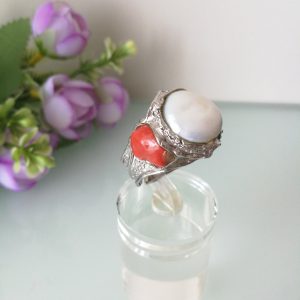 Anello perla naturale barocca bianca e corallo rosso del mediterraneo naturale . Anello argento