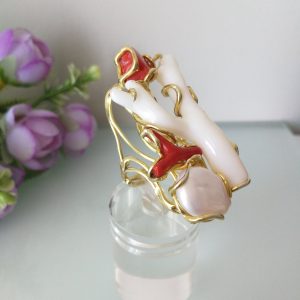 Anello corallo rosso,corallo bianco naturale del mediterraneo. Anello perla naturale barocca bianca .Anello argento.Exlusive ring.