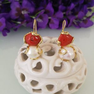 Orecchini perla naturale barocca. Orecchini corallo rosso naturale del mediterraneo.Orecchini argento.