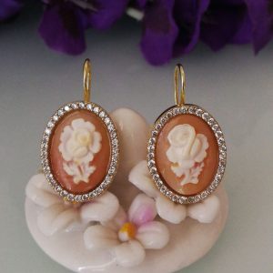 Orecchini cammeo conchiglia originale e zirconi bianchi.Orecchini argento. Cammeo sardonico