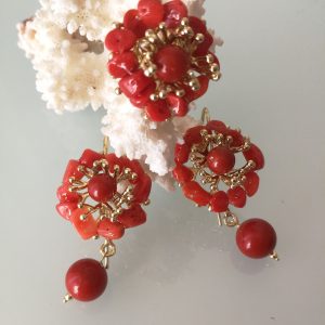 Orecchini corallo rosso naturale del mediterraneo. Anello corallo rosso naturale. Set orecchini e anello corallo rosso.