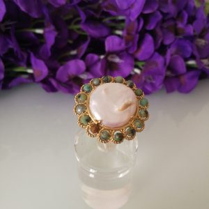 Anello perla naturale barocca bianca e perline di crisopiasso verde.