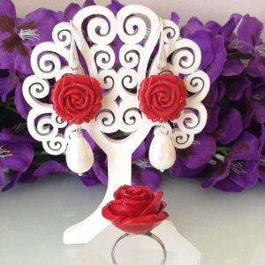 Paroure orecchini rosa rossa, anello rosa rosa resina corallo rosso imitazione.