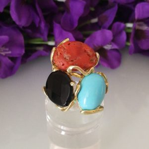 Anello corallo rosso del mediterraneo, pietra turchese cabochon e pietra onice nera sfaccettata.Anello argento.