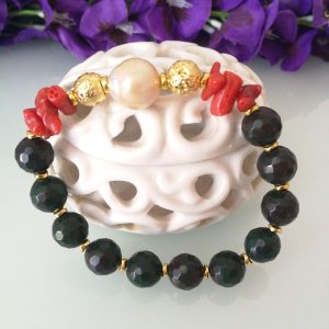 Bracciale pietre vere agata verde, perla naturale , e corallo rosso naturale del mediterraneo , bracciale elastico.