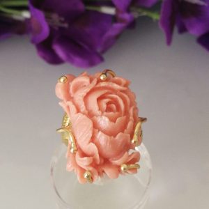 Anello  rosa corallo rosa composto.Rosa del Giappone in corallo lavorato.