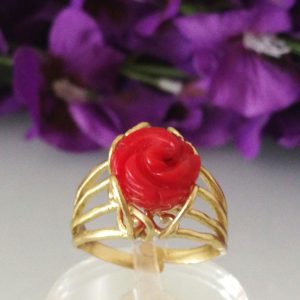 Anello rosa corallo rosso naturale. Anello maxi. Anello stile Liberty.
