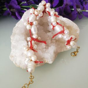 Bracciale corallo rosso naturale del mediterraneo e perle naturali barocche bianche.