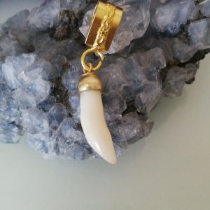 Rametto corallo naturale bianco del Mar Rosso. Cornetto corallo.