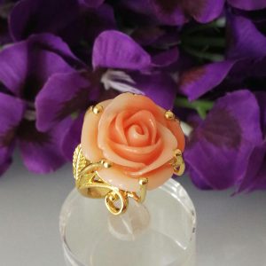 Anello rosa imitazione corallo e ottone dorato