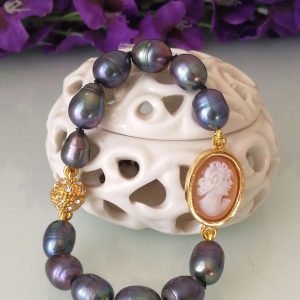Bracciale cammeo conchiglia originale e perle naturali grige .Cammeo conchiglia sardonico