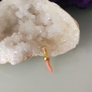 Rametto corallo rosa del mar rosso . Cornetto  portafortuna.Corallo pregiato