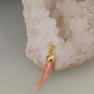 Rametto corallo rosa del mar rosso, riflesso bianco . Cornetto  portafortuna.Corallo pregiato