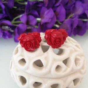 Orecchini rosa rossa e argento. Corallo composto lavorato a forma di rosa.Orecchini argento.