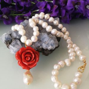 Collana corallo rosso, rosa in corallo rosso composto. Collana perle naturali.