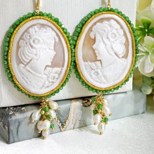 Orecchini maxi  cammeo conchiglia sardonica con pietre quarzo verde e perle bianche grappolo , orecchini argento 925, gioielli italiani