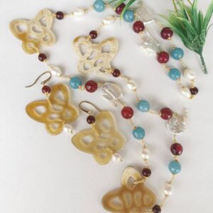 Collana con orecchini perle bianche, pietre dure e farfalle corno, collana lunga