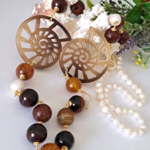 Collana perle bianche, collana pietre dure agata e conchiglie corno, collana lunga