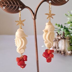 Orecchini cavallucci marini con corallo rosso  e stelle marine in ottone dorato ,  gioielli italiani