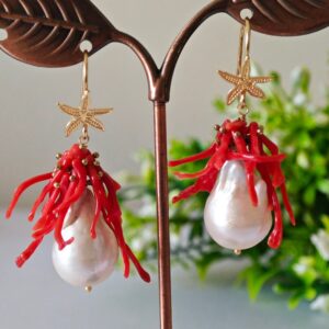 Orecchini perle barocche bianche, corallo rosso mediterraneo e stelle marine argento 925 placcato oro