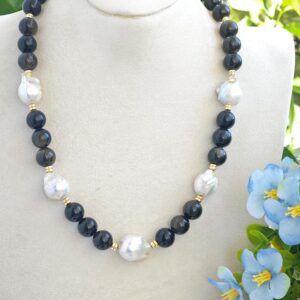 Collana  pietre dure ossidiana con perle bianche barocche e argento 925 placcato oro,  gioielli italiani