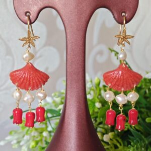 Orecchini conchiglie corallo rosso e perle bianche. Gioielli italiani