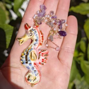 Collana cavalluccio marino in ceramica di Caltagirone,  perle bianche e pietre ametista , collana rosario siciliana