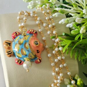 Collana pesce ceramica di Caltagirone con perle bianche, collana rosario siciliana