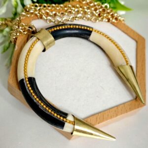 Collana lunga con pendente corno mezzaluna etnico