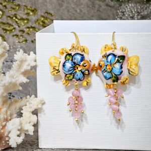 Orecchini pesci ceramica di Caltagirone , orecchini pietre quarzo rosa , orecchini siciliani