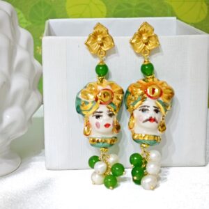 Orecchini teste di moro in ceramica di Caltagirone, orecchini perle bianche e pietre agata verde, orecchini siciliani