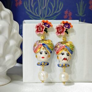 Orecchini ceramica Caltagirone e perle bianche , orecchini teste di moro e fiori smaltati, orecchini siciliani