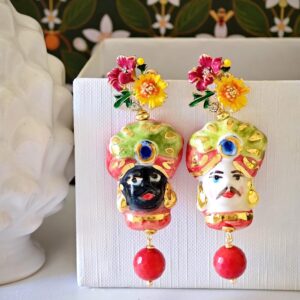 Orecchini teste di moro in ceramica di Caltagirone e perle corallo rosso, orecchini siciliani