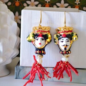 Orecchini teste di moro ceramica Caltagirone, perle bianche e corallo rosso mediterraneo , orecchini argento 925, orecchini siciliani