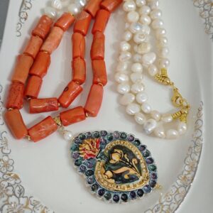 Collana siciliana con Cuore Sacro in ceramica Caltagirone, collana perle bianche e corallo, collana maxi a 2 fili