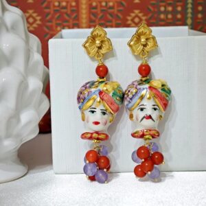 Orecchini teste di moro in ceramica di Caltagirone, grappolo pietre quarzo viola e perle pasta di corallo rosso, orecchini siciliani