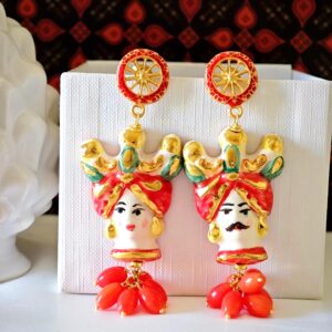 Orecchini siciliani in ceramica di Caltagirone con corallo rosso , orecchini teste di moro